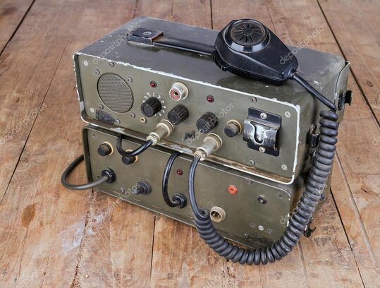 Mobiele radio-installatie in auto met voeding en bekabeling