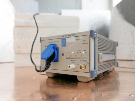 RF dummy load en powermeter op werkbank